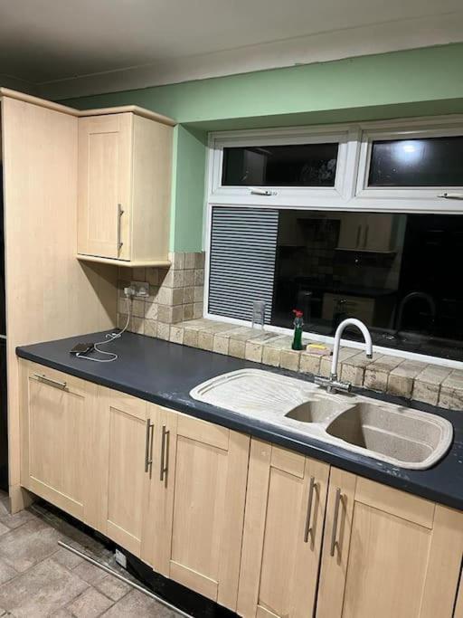 诺丁汉Cheerful 3 Bed House With Free Parking.别墅 外观 照片